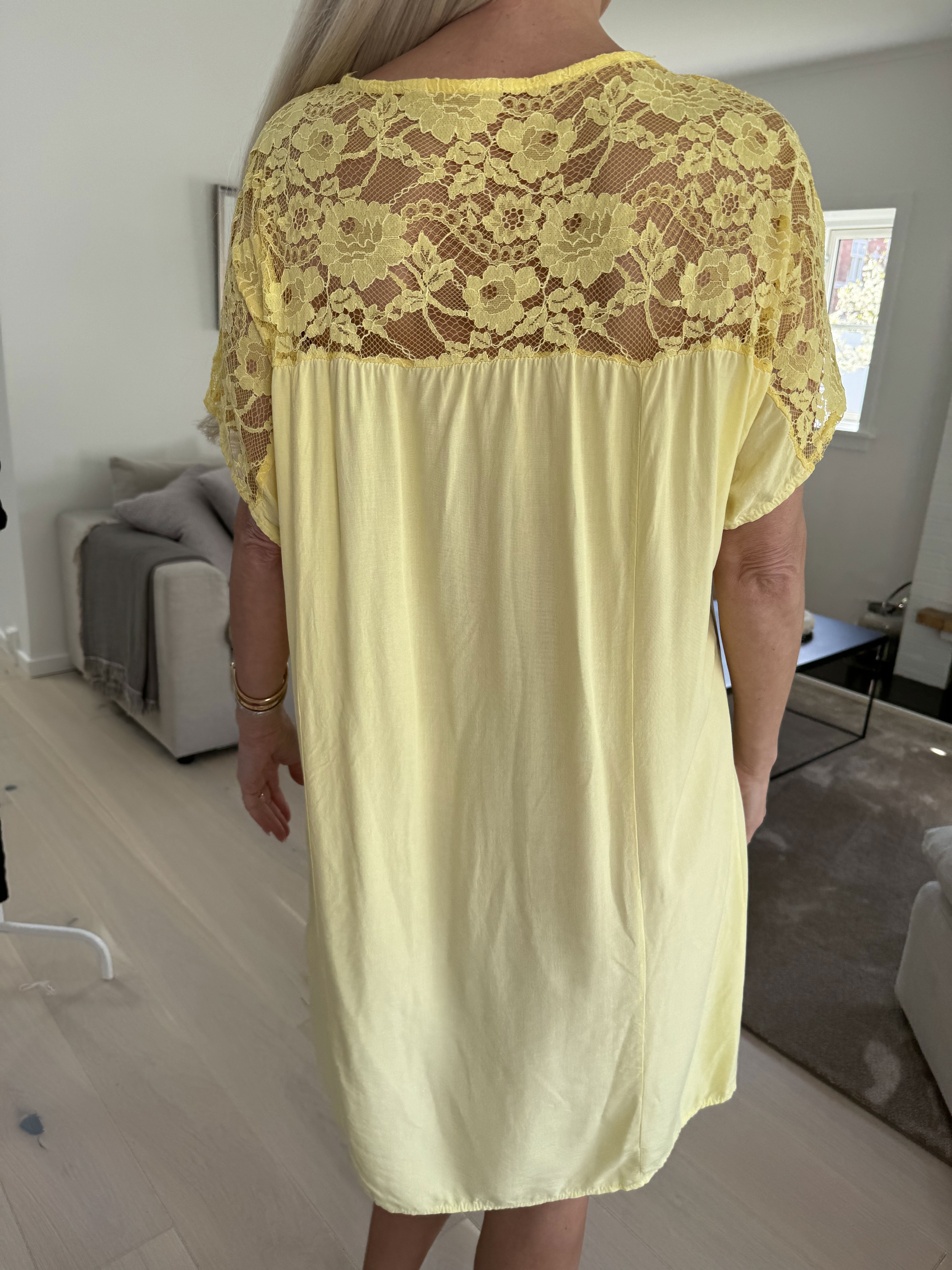 Martina - Sød kjole i viskose med blonde i toppen